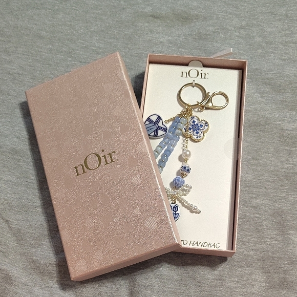 nOir Jewelry Blue and Gold Charm Key Holder - Picture 9 of 9